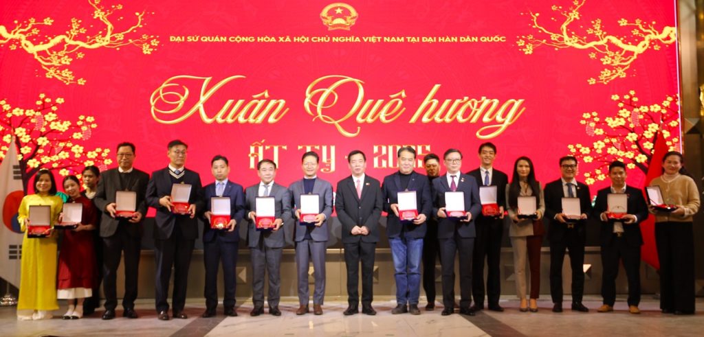 Nhận Kỷ niệm chương cho các nhà tài trợ sự kiện